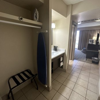 Best Western Corpus Christi - Sink right in the entryway - Hotels Near Me - Corpus Christi, Texas Best Western Corpus Christi - Sink right in the entryway - Hotels Near Me - Corpus Christi, Texas