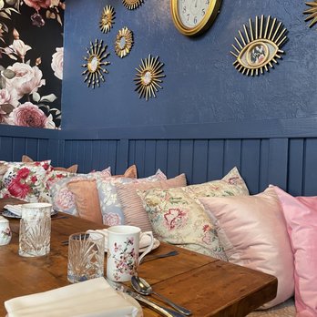 Little Hen - Seating - Breakfast & Brunch Near Me - Miami, Florida Little Hen - Seating - Breakfast & Brunch Near Me - Miami, Florida