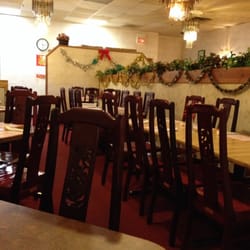 Golden Crown Chinese-American Restaurant - Table seating to the left...