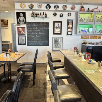 Michael's Cafe - American Near Me - Cathedral City, California