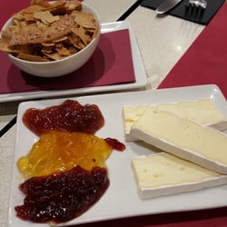 Crepería Santapau - Brie con mermeladas + chips de galette