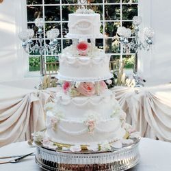 Flowers By Cathe' - We can accent any wedding cake with fresh flowers for your reception!