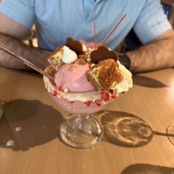 Garni Cafe - Strawberry cheesecake ice cream - Cafes Near Me - Orlando, Florida Garni Cafe - Strawberry cheesecake ice cream - Cafes Near Me - Orlando, Florida