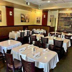 Spumoni Italian Cafe & Pizzeria - Indoor seating