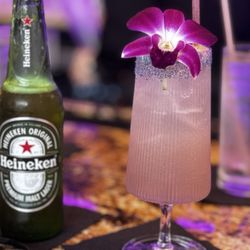 1910 Restaurant & Bar Miami Lakes - Nice ice cold Heineken and a beautiful glowing Flor De Medianoche.
