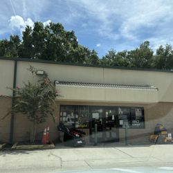 The Mower Shop - La entrada principal de la tienda