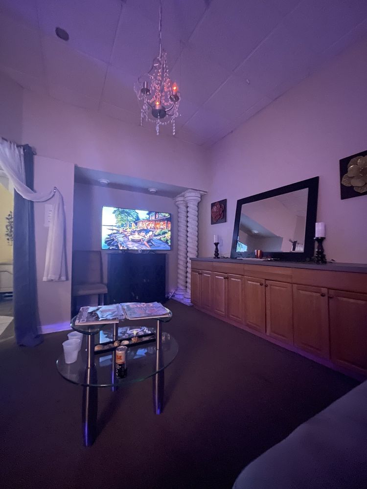 Essentials Massage & Facials