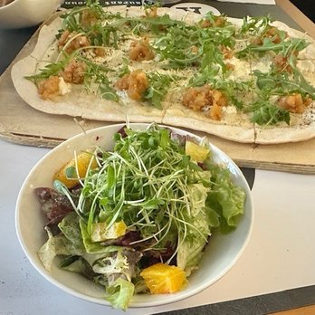 kramer - Pear chutney, goat cheese, arugula and cracked black pepper tart was amazing!! - Lounges Near Me - Bern, BE kramer - Pear chutney, goat cheese, arugula and cracked black pepper tart was amazing!! - Lounges Near Me - Bern, BE