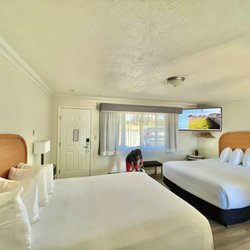 Beachcomber Motel - Such a wonderfully sized room. With a hint of cramping because our lil Husky wants the ENTIRE kitchen floor to cool down!