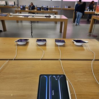 Apple Store - Glendale Galleria - Inside the store - Computers Near Me - Glendale, California