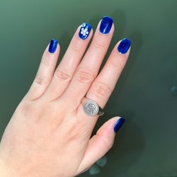 Bedazzle Nails Spa - Gel manicure with flower