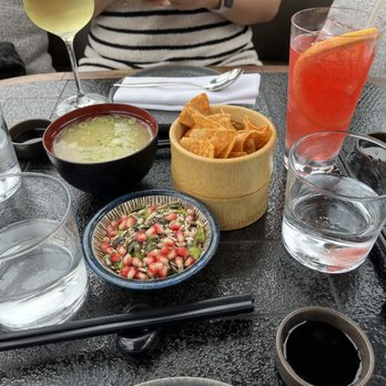 Los Mochis - Guacamole Superfood with seasoned chips and miso soup - Asian Fusion Near Me - London, XGL Los Mochis - Guacamole Superfood with seasoned chips and miso soup - Asian Fusion Near Me - London, XGL