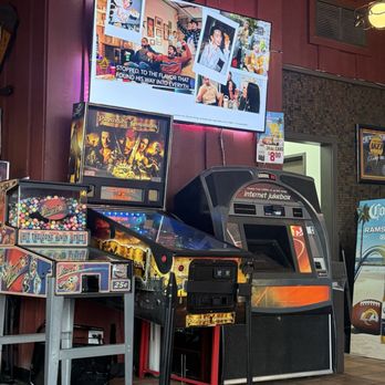 Barro's Pizza - November 12, 2025 | Wednesday | Inside | Gum ball machines, jukebox, and pinball machines! - Pizza Near Me - Whittier, California