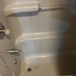 Real Inn - Tub damage