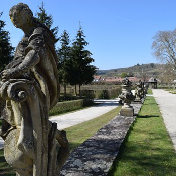 Schloss Veitshöchheim - Small figurines along the edge of the palace grounds - Landmarks & Historical Buildings Near Me - Veitshöchheim, BY