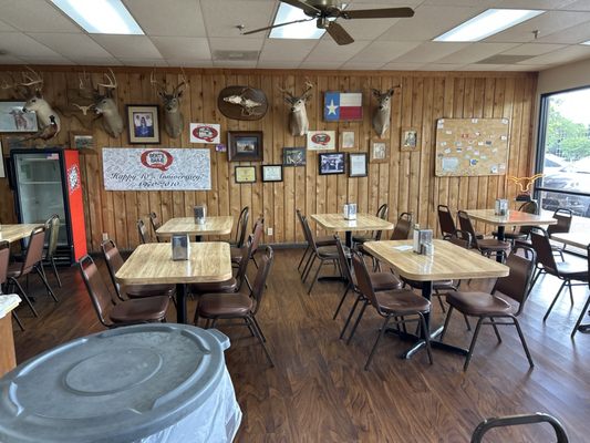 Bert's BBQ by null