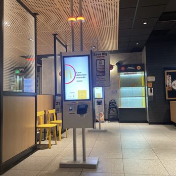 McDonald's - Clean area tables clean. - Fast Food Near Me - Garden Grove, California