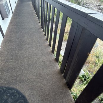 Alpine Rivers Inn - Uneven walkway that moves like it's about to collapse - Hotels Near Me - Leavenworth, Washington
