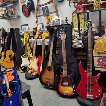 Monroe County Flea Market - Hippie has a large variety of nice guitars at great prices - Flea Markets Near Me - Monroe, Michigan Monroe County Flea Market - Hippie has a large variety of nice guitars at great prices - Flea Markets Near Me - Monroe, Michigan