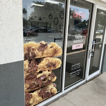 Crumbl - Dania Beach - Bakeries Near Me - Hollywood, Florida