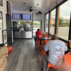 Oh My Burger - Inside