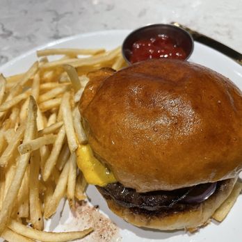 Fifth Avenue Syndicate - That is a tasty burger... - Cocktail Bars Near Me - Moline, Illinois