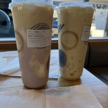 Motto Tea Cafe - Mochi Taro Milk Tea on left, osmanthas jelly milk tea on right - Bubble Tea Near Me - San Gabriel, California
