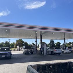 7-Eleven - Gas pumps
