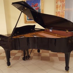 Auberge de la Meouge - Le Piano dans la salle de restaurant