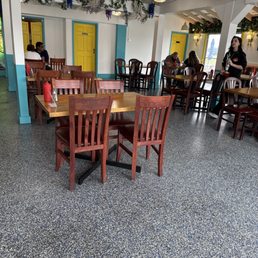 Clean space, and not empty during lunch rush on a Friday. Clean space, and not empty during lunch rush on a Friday.