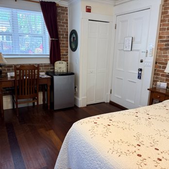Christopher Dodge House - King Bed - Room G3 - Bed & Breakfast Near Me - Providence, Rhode Island Christopher Dodge House - King Bed - Room G3 - Bed & Breakfast Near Me - Providence, Rhode Island