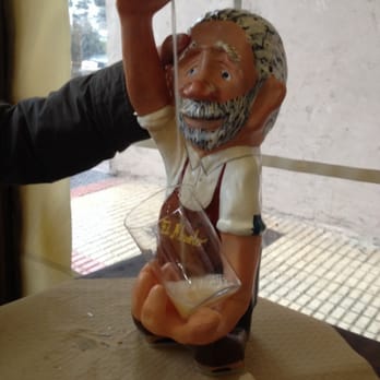El Abuelo - Muy guapo el escanciador! Una réplica del dueño. - Spanish Near Me - Cangas De Onis, O
