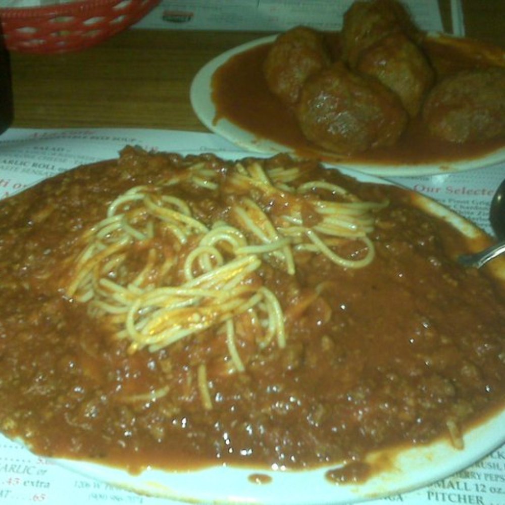 Vince's Spaghetti - Full Order plate w/ meat sauce - Italian Near Me - Ontario, California