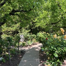 De La Montanya Winery & Vineyards - Walkway to all the beautiful spaces