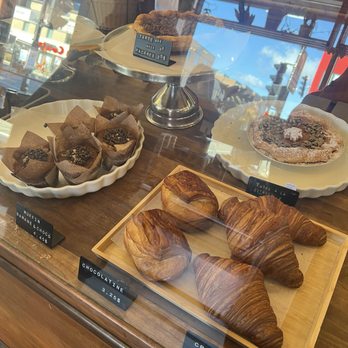 Automne Boulangerie - This, pizza, and bread loafs were what was left around noon on a Saturday. - Bakeries Near Me - Montreal, Quebec Automne Boulangerie - This, pizza, and bread loafs were what was left around noon on a Saturday. - Bakeries Near Me - Montreal, Quebec