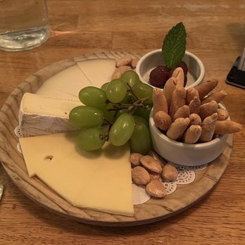 Addictive Wine and Tapas Bar - Tabla de Queso (cheese plate) - Wine Bars Near Me - East Elmhurst, New York Addictive Wine and Tapas Bar - Tabla de Queso (cheese plate) - Wine Bars Near Me - East Elmhurst, New York