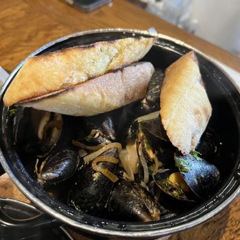 Brewery Ardennes - moules frites - mussels in a beer-based broth with toasted bread - hearty portion and good flavor - Breweries Near Me - Geneva, New York Brewery Ardennes - moules frites - mussels in a beer-based broth with toasted bread - hearty portion and good flavor - Breweries Near Me - Geneva, New York