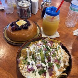 Hot Dogs Kings - Pancakes de Oro + Green Chilaquiles