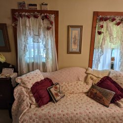 Equestrian Estates B&B - Sitting area in the sunflower room