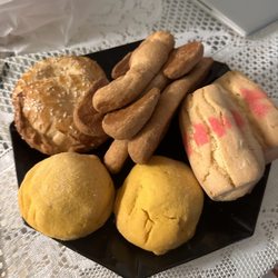 Susy's Bakery and Deli - Overpriced cheap bread