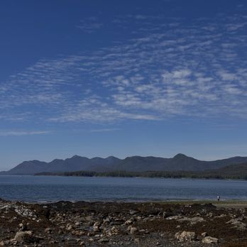Alaska Fireweed Adventures - Beach at low tide with beautiful mountains in the background - Historical Tours Near Me Alaska Fireweed Adventures - Beach at low tide with beautiful mountains in the background - Historical Tours Near Me