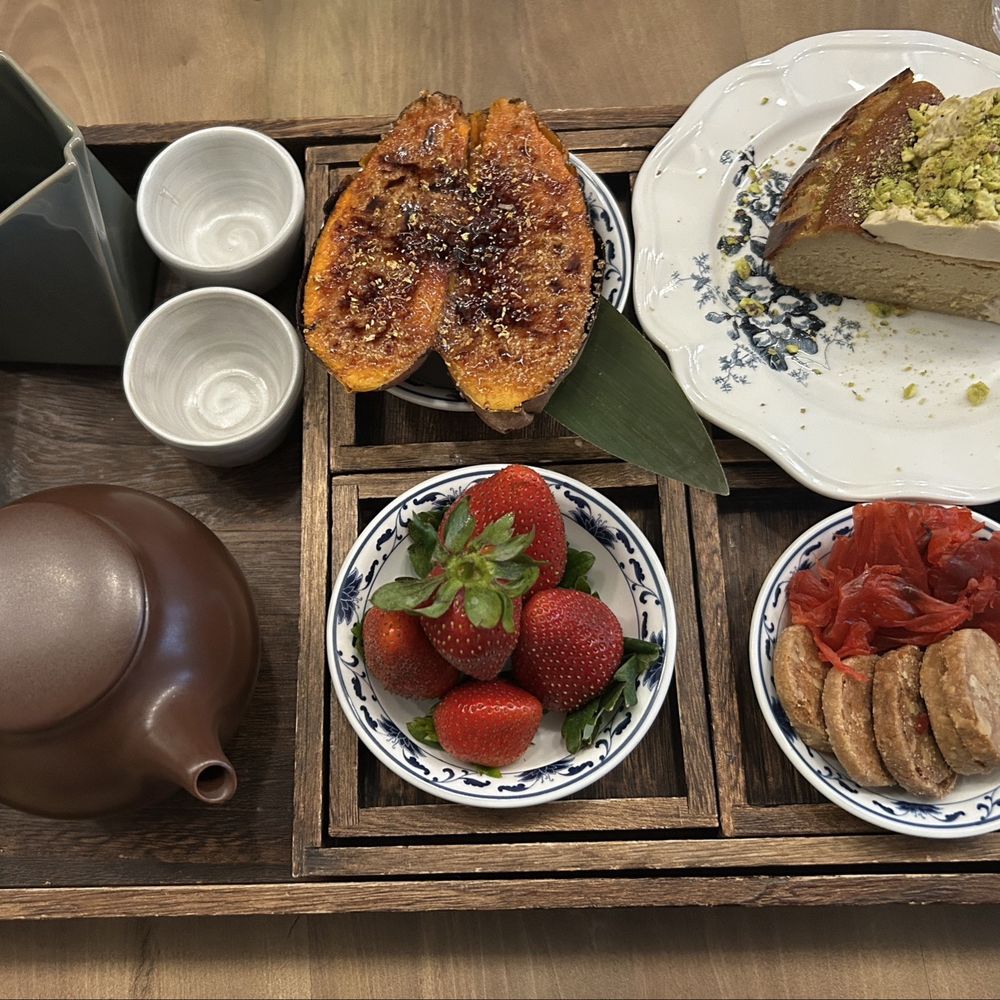 Sweet and tea set with pistachio basque and white peach oolong tea