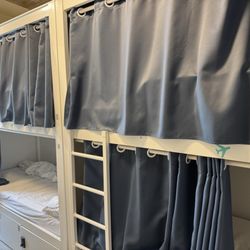 Hostelfly - Etagenbetten im Hostel mit Sichtschutz