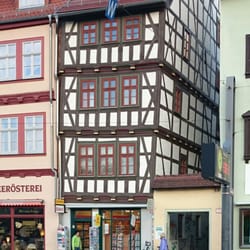 Weitenbörner Spielwaren - Der Eingang ist rechts neben dem Fachwerkhaus vom Domplatz kommend