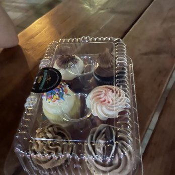 FloraDonna's Cakery - Cupcakes Near Me - Lancaster, California FloraDonna's Cakery - Cupcakes Near Me - Lancaster, California