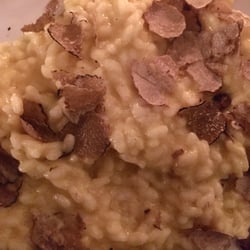 Osteria delle Aie - Beyaz trüf mantarlı risotto. Trüfü kendimiz getirip rendelettik. Trüfün tadı neye mi benziyor. Pek tadı yok, toprak gibi, daha çok aroması.