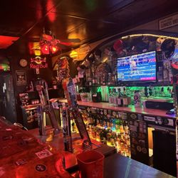 The Blarney Stone - Those decors got me! Great cozy bar ambiance