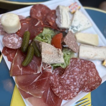 Chez Plumeau - Cheeseboard - French Near Me - Paris, 75