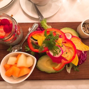 Luzette - Frukostbrickan avokado och chiapudding, mycket trevlig och mättande! - Brasseries Near Me - Stockholm, Alberta