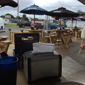 Commandough's - Nice outside area with breeze. - Pizza Near Me - Zephyrhills, Florida